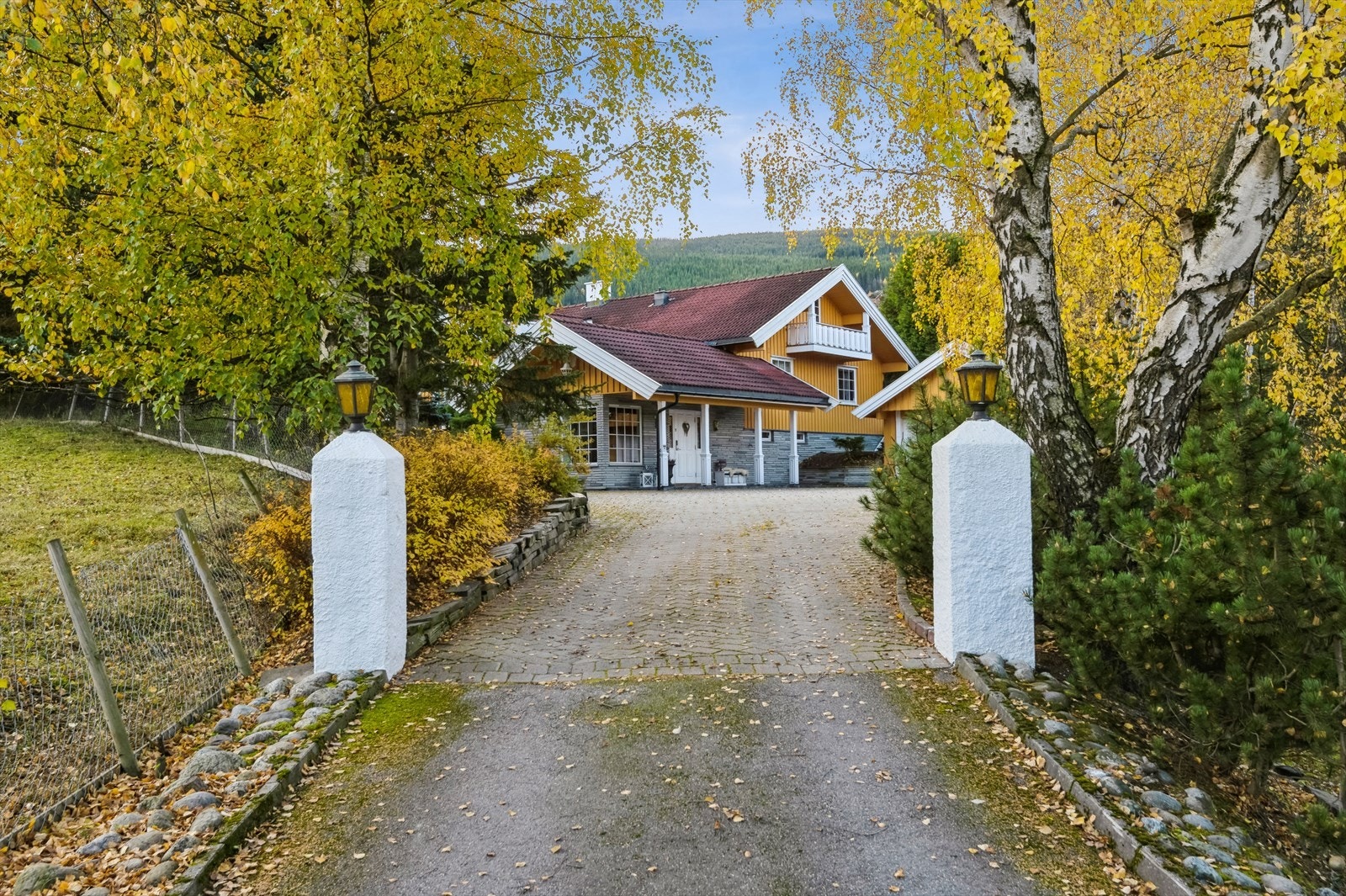 Svært innholdsrik og nydelig eiendom, med flotte utearealer, usjenert og åpen beliggenhet nær Strandefjorden. Galleribilde