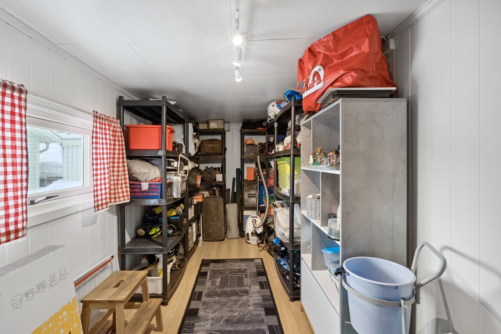 Romslig bod med god plass til lagring og oppbevaring. Galleribilde