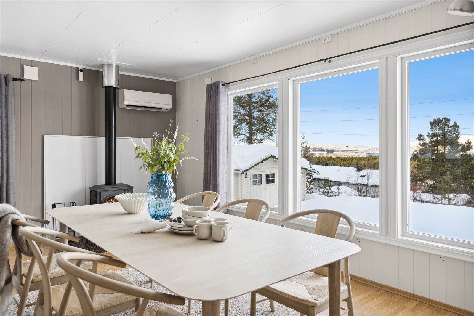 Stuen er innredet med både peis og varmepumpe, noe som kommer godt med på kalde vinterdager. Galleribilde