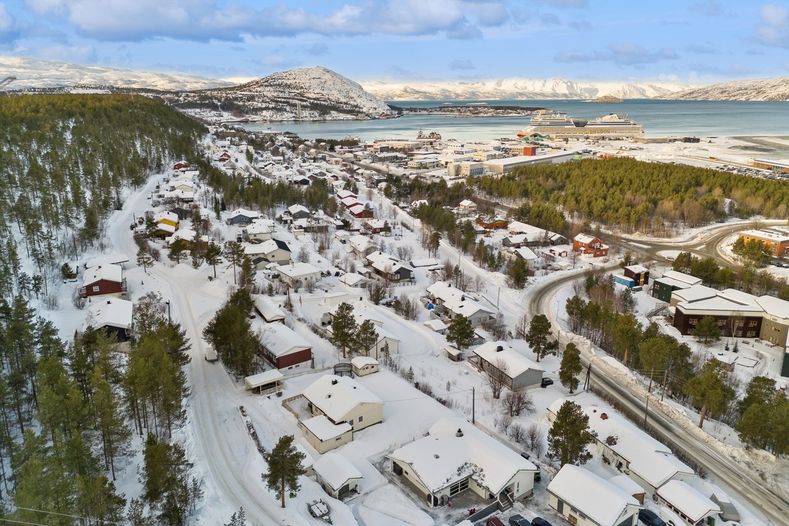 Kort vei til flotte turområder og skiløyper på Sandfallet. Galleribilde