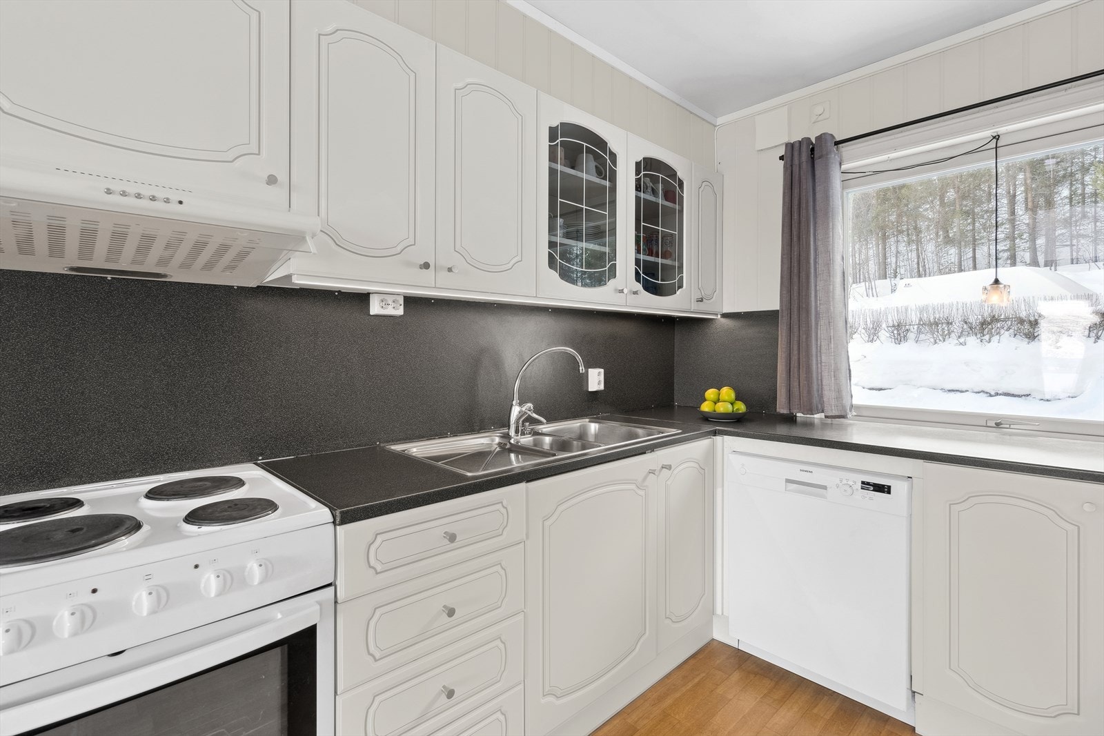 Kjøkkenet er utstyrt med både over- og underskap. Galleribilde