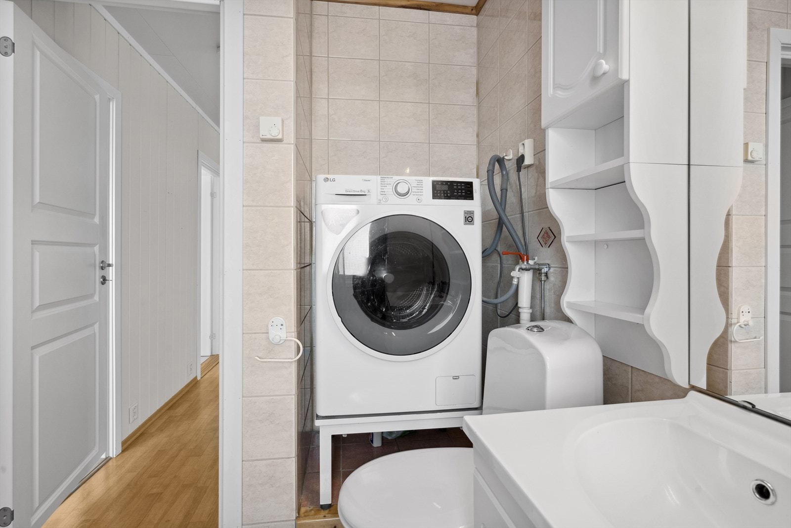 Badet/vaskerommet har fliselagt vegger og gulv med gulvvarme. Galleribilde