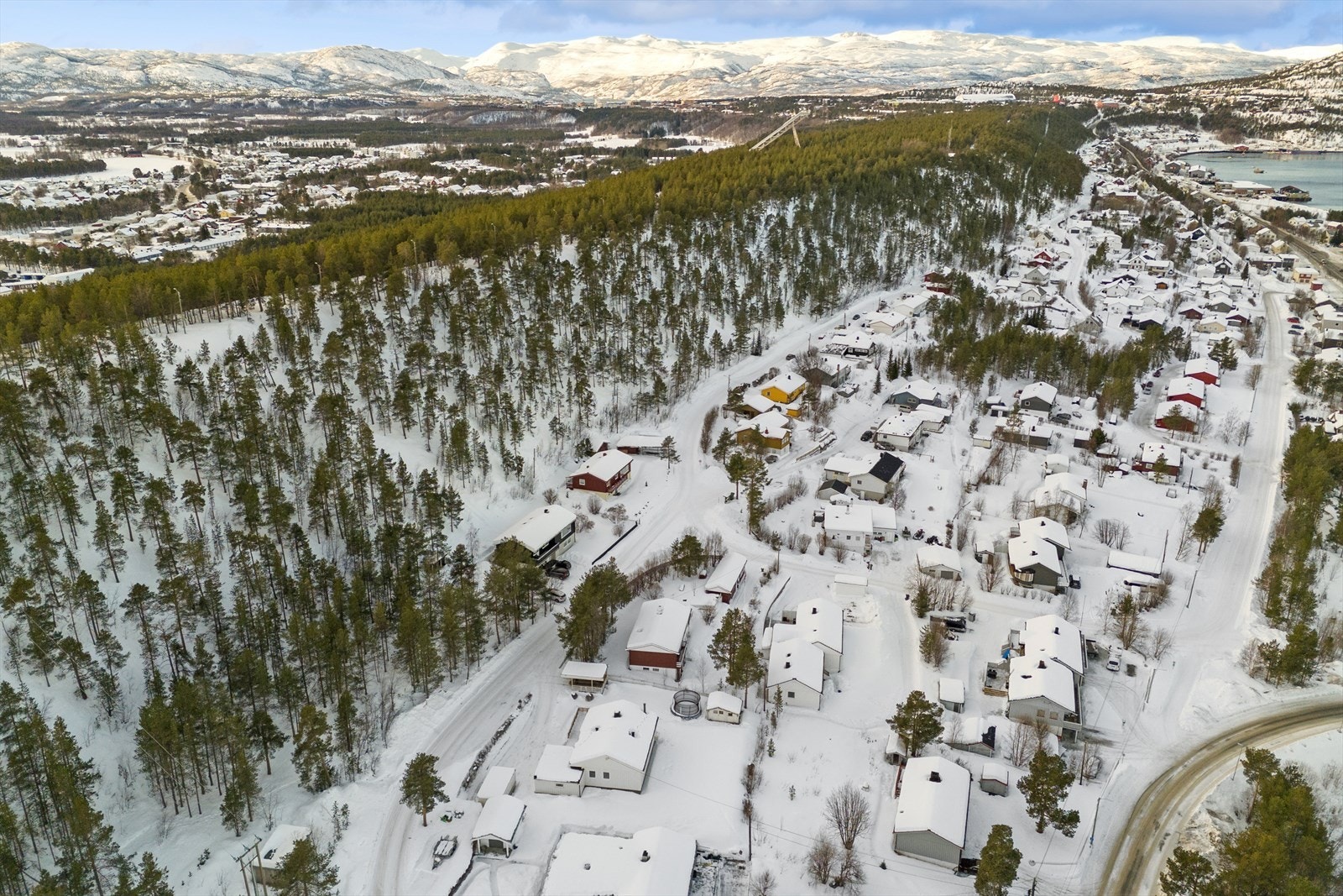 Det er gangavstand til Elvebakken barneskole, samt flere barnehager. Galleribilde