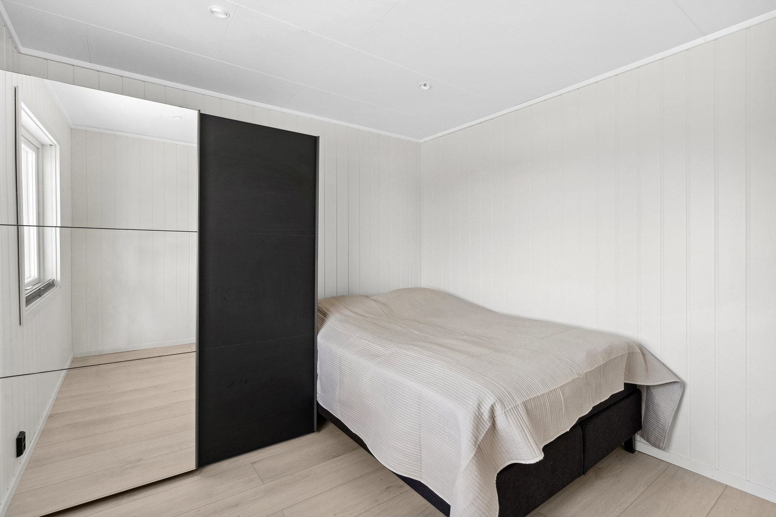 Hovedsoverommet er av god størrelse med skyvedørsgarderobe. Galleribilde