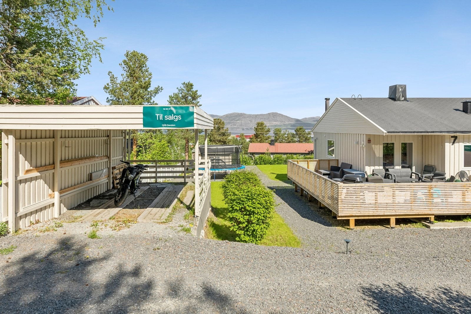 Parkeringsmuligheter på egen eiendom og i carport. Galleribilde