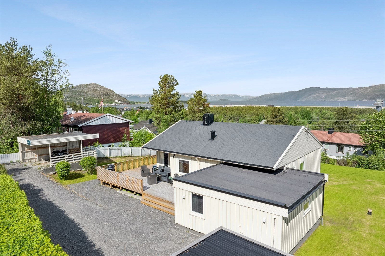 Eiendom av god størrelse med plen, terrasse og knust fjell i innkjøringen. Galleribilde