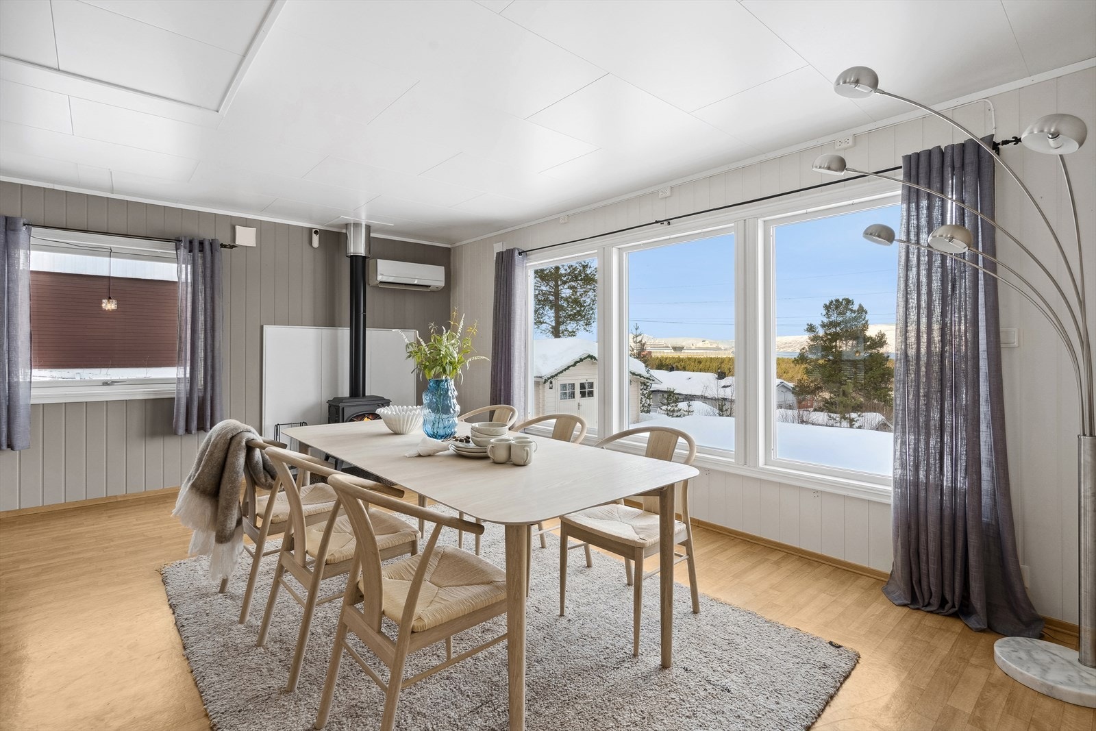 Romlig stue med naturlige soner med plass til både sofagruppe og spisegruppe. Galleribilde