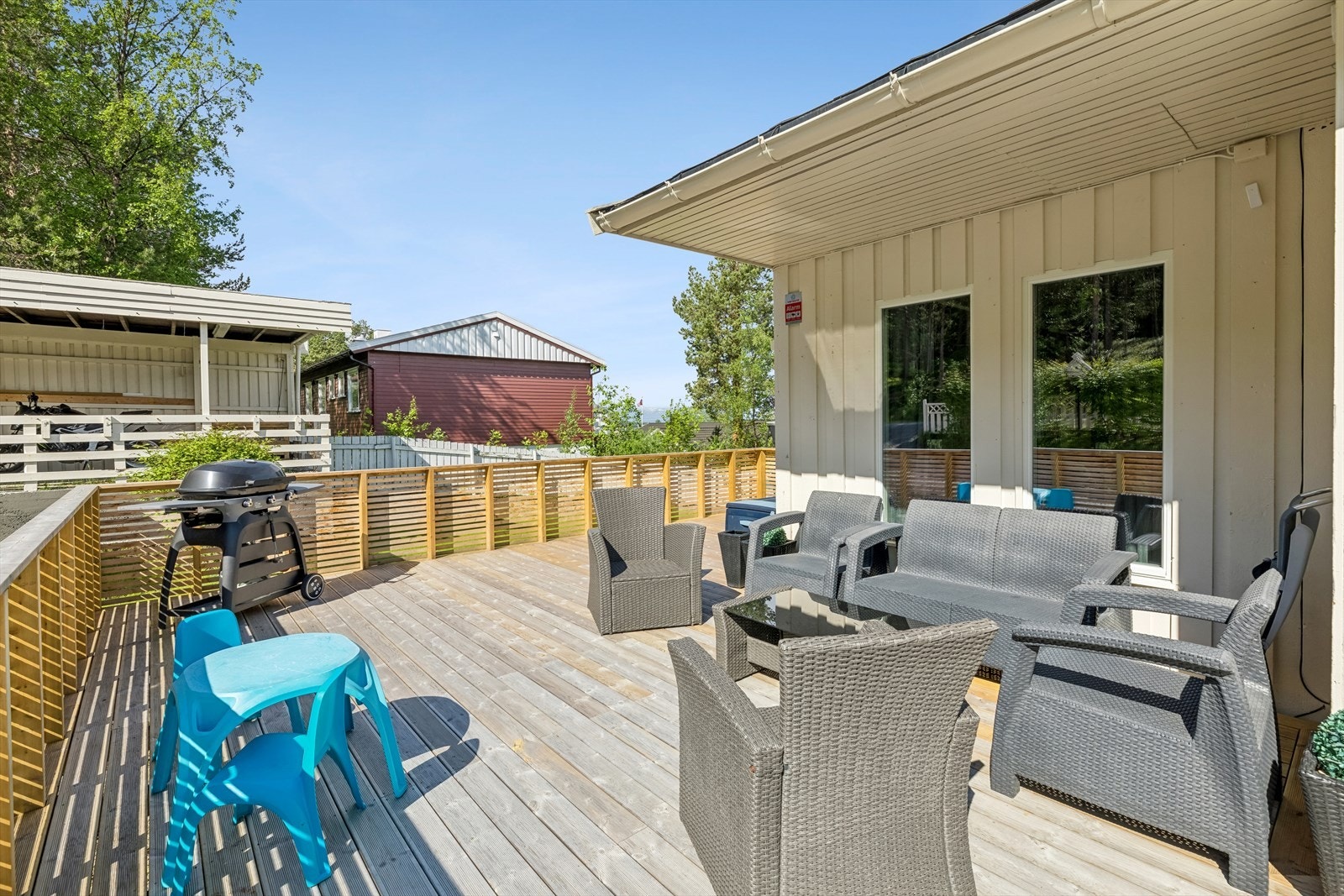 Terrassen er av god størrelse med plass til diverse utemøbler og det er god solforhold. Galleribilde