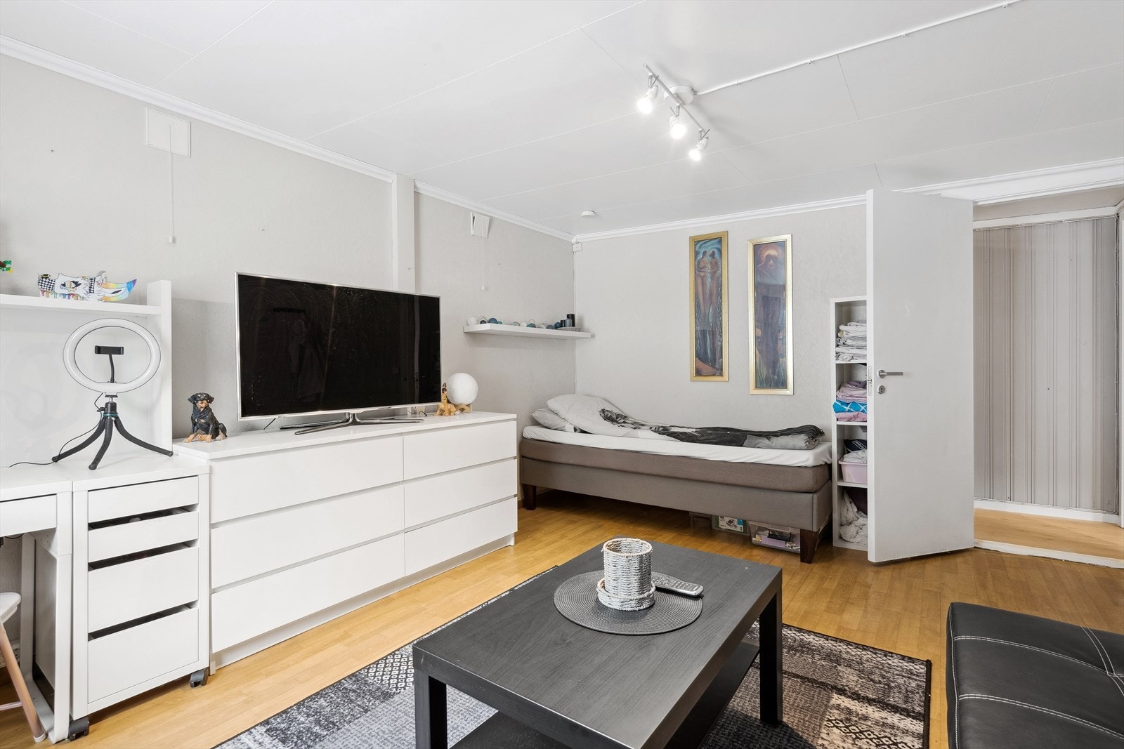 Tilleggsdel innredet som soverom - ikke bruksendret eller godkjent som rom for varig opphold. Se punkt "Ferdigattest". Galleribilde