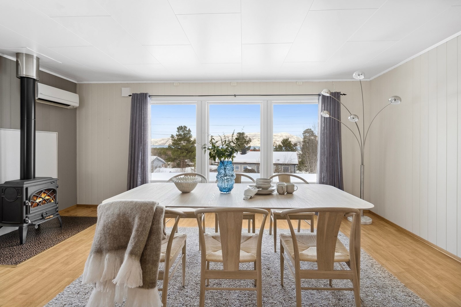 Det er flere vinduflater i stuen som gir godt med lyssinnslipp, samt fin utsikt. Galleribilde