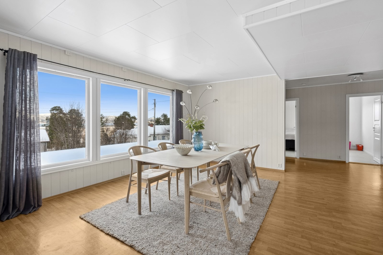 Boligen har en lys utførelse, som gir oppholdsrommet en følelse av romslighet. Galleribilde