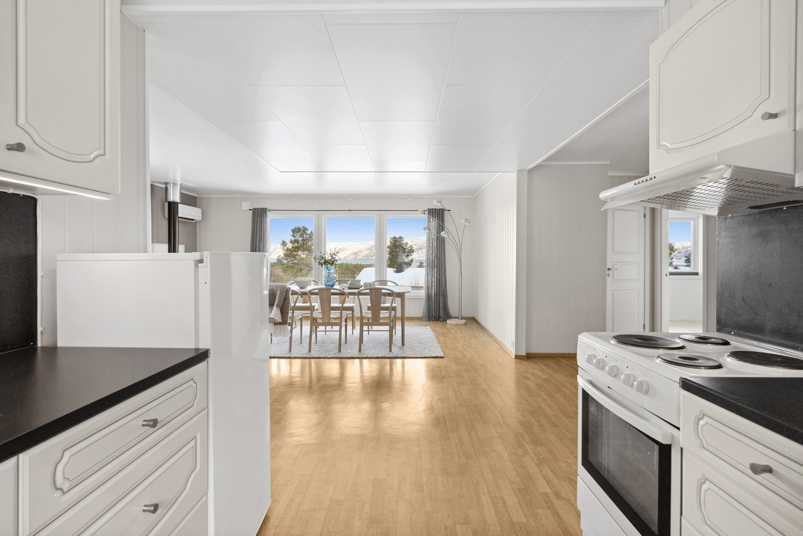 God plass til oppbevaring av matvarer og kjøkkenutstyr. Galleribilde