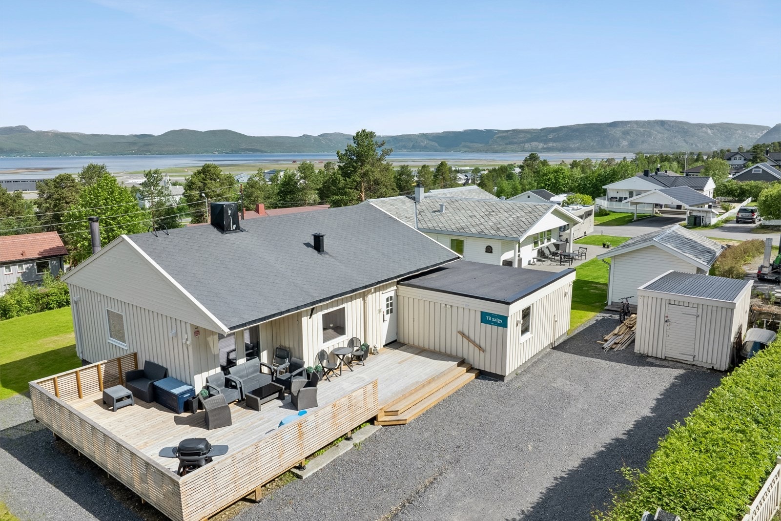 Ved boligens inngangsparti er det opparbeidet en trivelig terrasse. Galleribilde