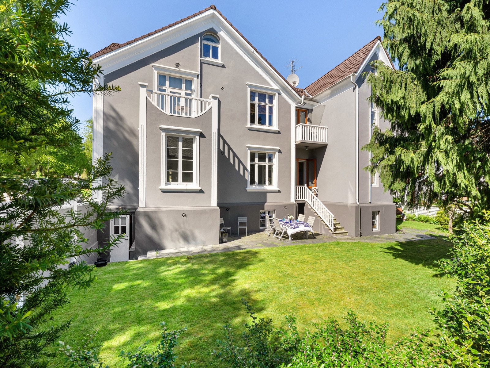Hagen ligger godt i le av huset, og sammen med tette levegger og gjerder blir det hele til en skjermet oase. Galleribilde