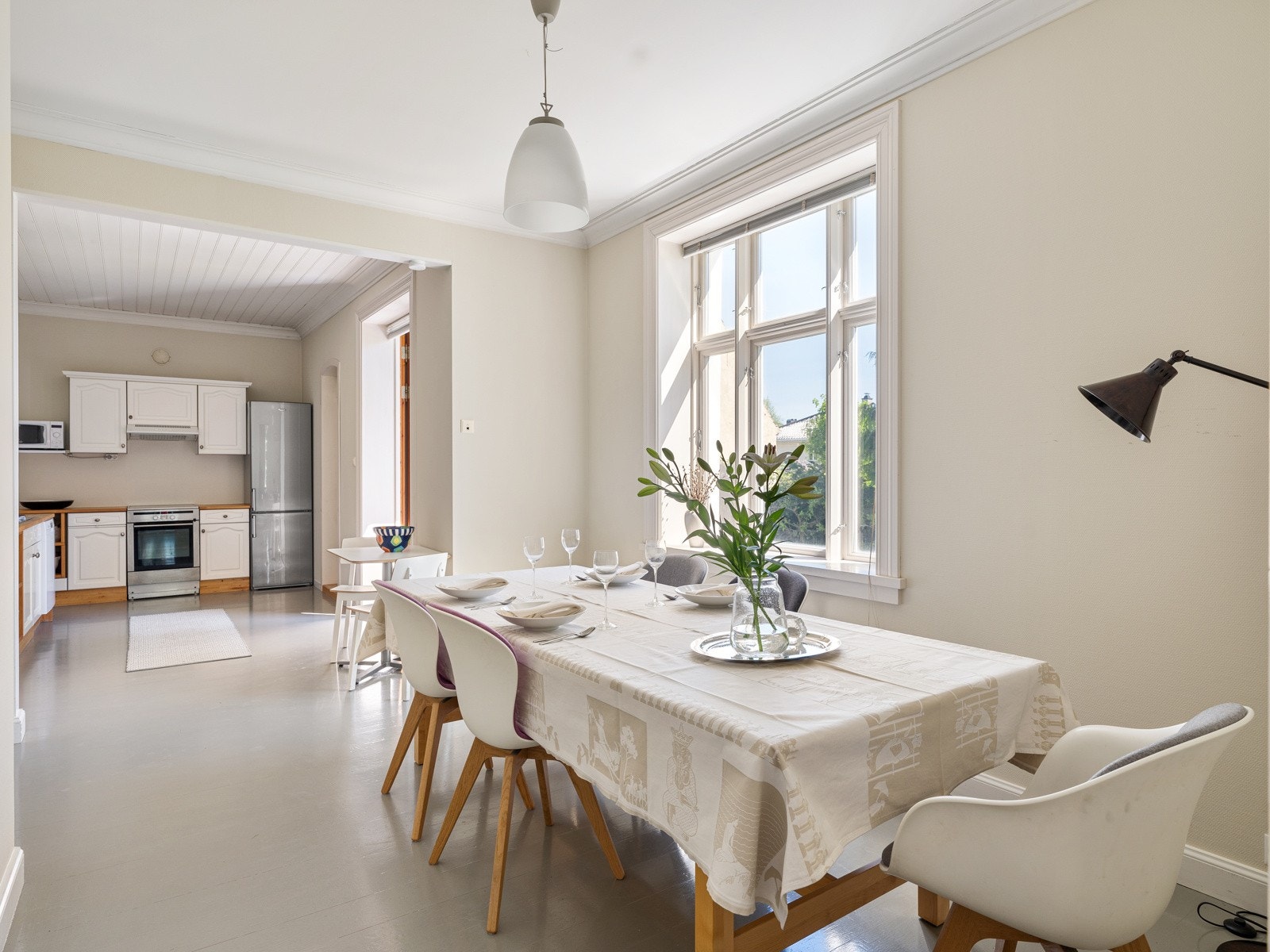 I Spisestuen er det god plass til langbord som kan dekkes til små og store anledninger. Galleribilde