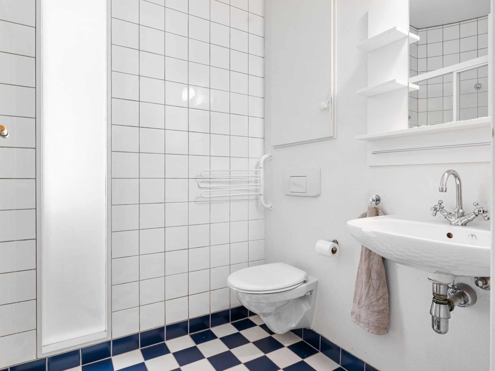 Badet har frostet, dobbelt glass i veggen ut mot spisestuen som bidrar til fine lysforhold uten innsyn. Galleribilde