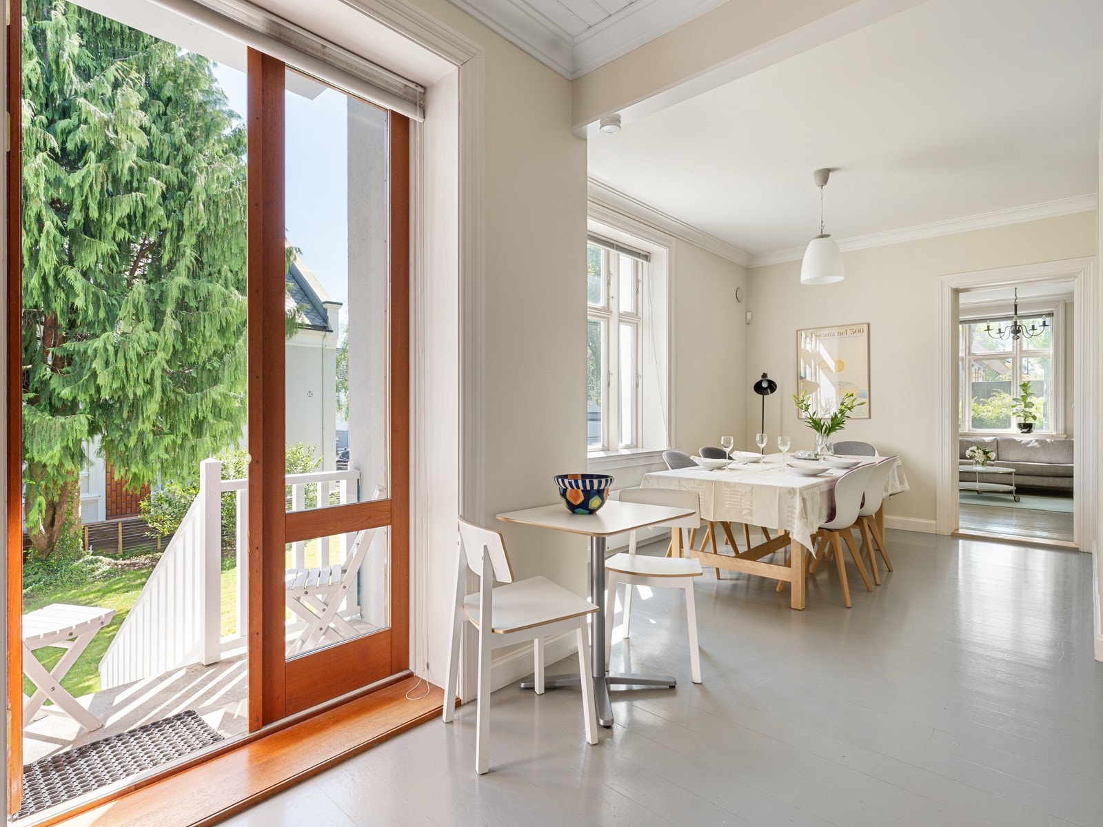 Denne seksjonen disponerer 1. etasje og innredet hybel i kjeller. Fra balkongen er det trapp ned til den hellelagte markterrassen og hagen. Galleribilde