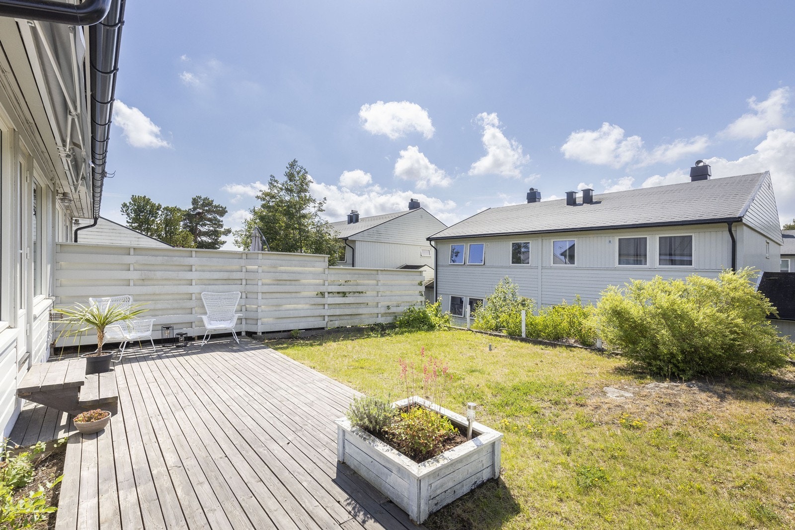 Solrik hage/terrasse mot vest Galleribilde