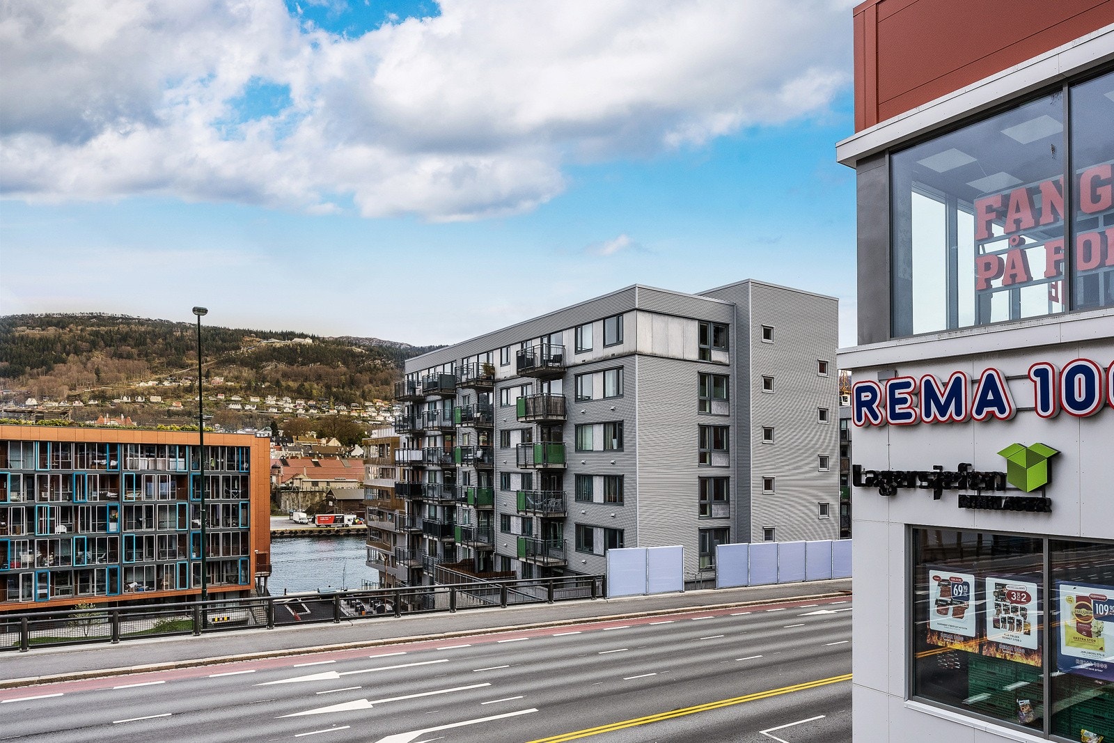 Her har du Rema 1000 og busstopp rett over veien, Bunnpris i nabobygget og ellers alt man måtte trenge innen kort avstand. Galleribilde