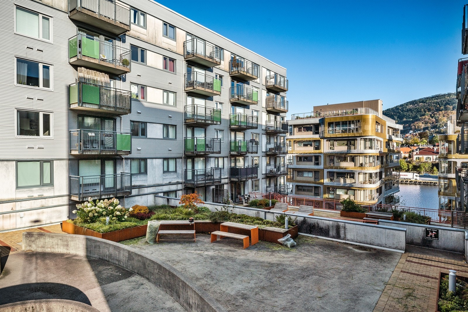 Fasade - Borettslaget har godt med parkeringsplasser for beboerne og dets gjester, hvor man parkerer gratis mot å registrere seg via app. Galleribilde
