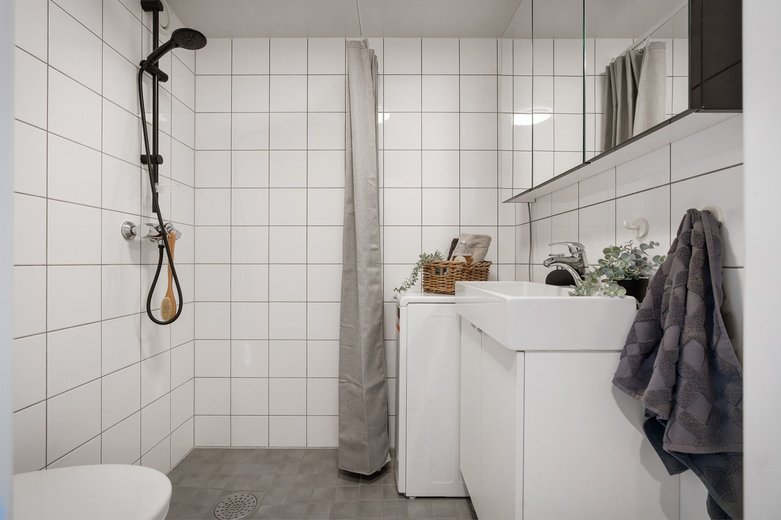 Flislagt bad/vaskerom med varme i gulv. A-konto varmtvann(tappevann) inkl. i felleskostn. Galleribilde