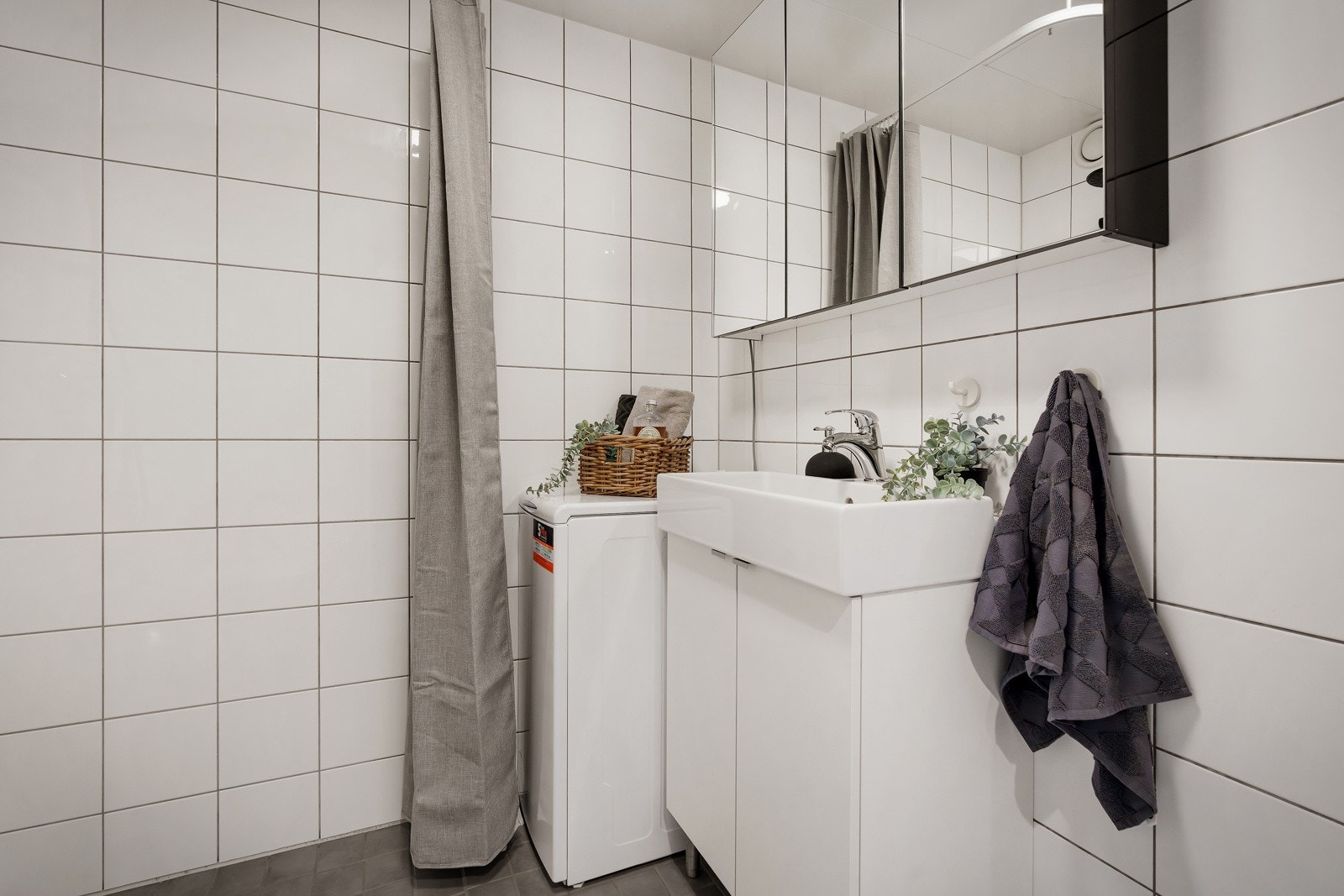 Badet inneholder rør-i-rør, vegghengt wc, servant med over og underskap, dusj og opplegg for vaskemaskin. Galleribilde