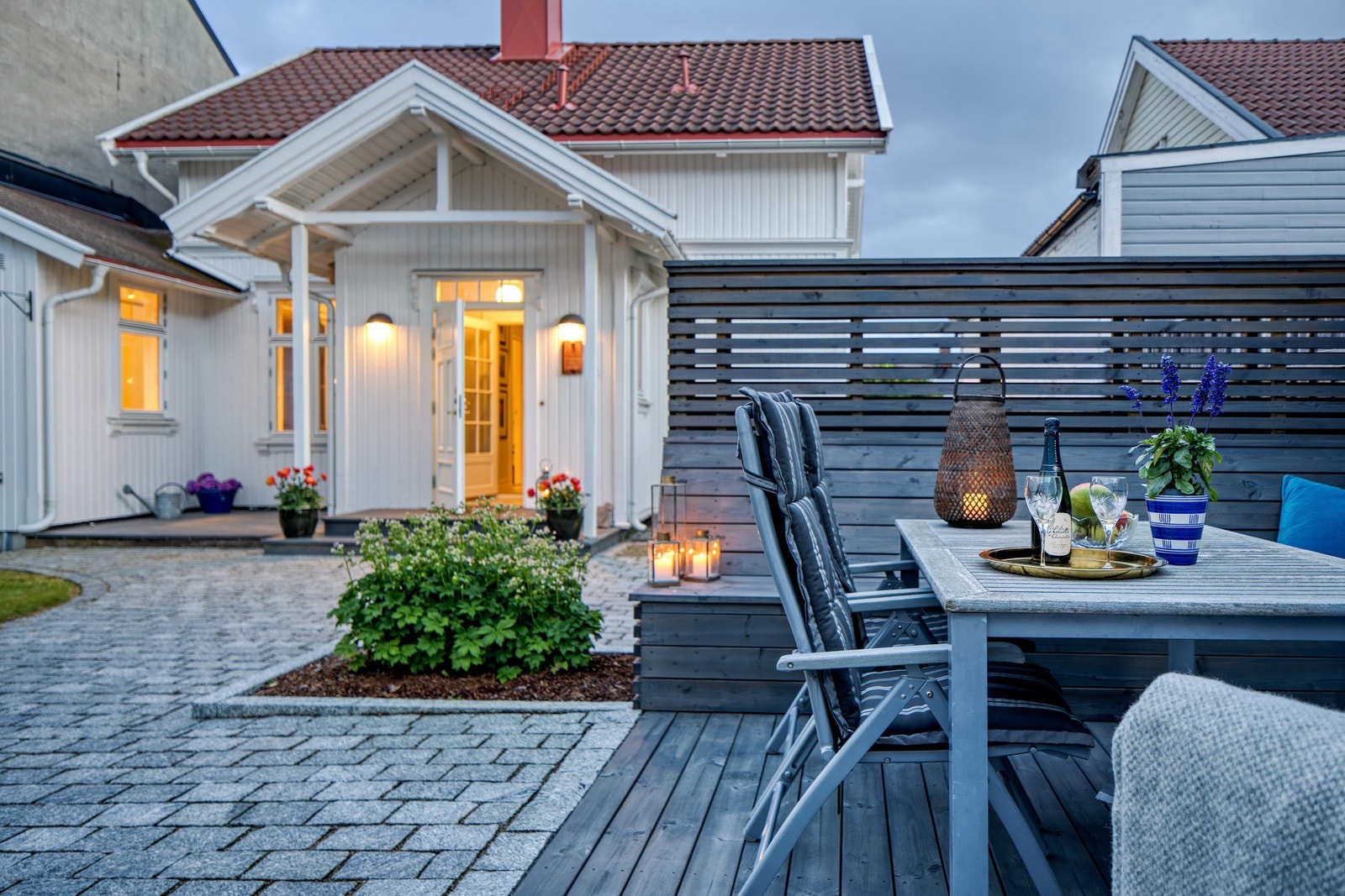 Innenfor portrommet finner du et trivelig og privat gårdsrom - et rom ute - med gressplen, beplantning, en fin lounge - og et uthus. Galleribilde