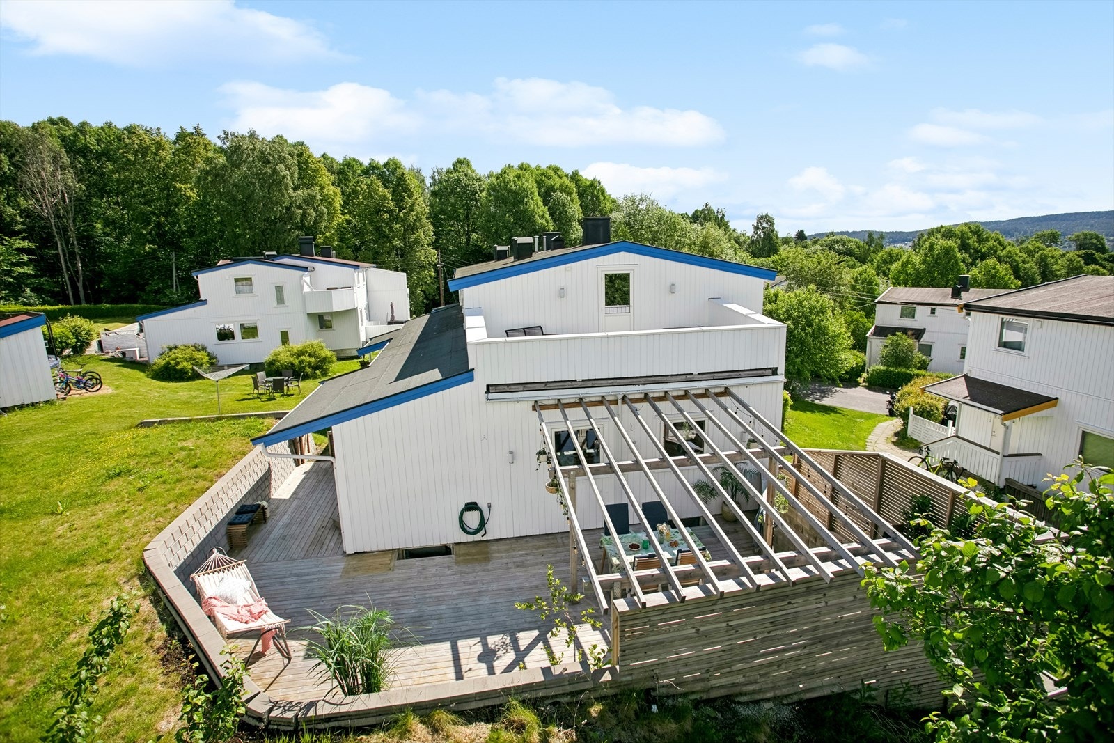 Boligen er enkel å innrede etter enhver smak og har en uteplass proppfull av sjarm. Kom på visning for videre planlegging! Galleribilde