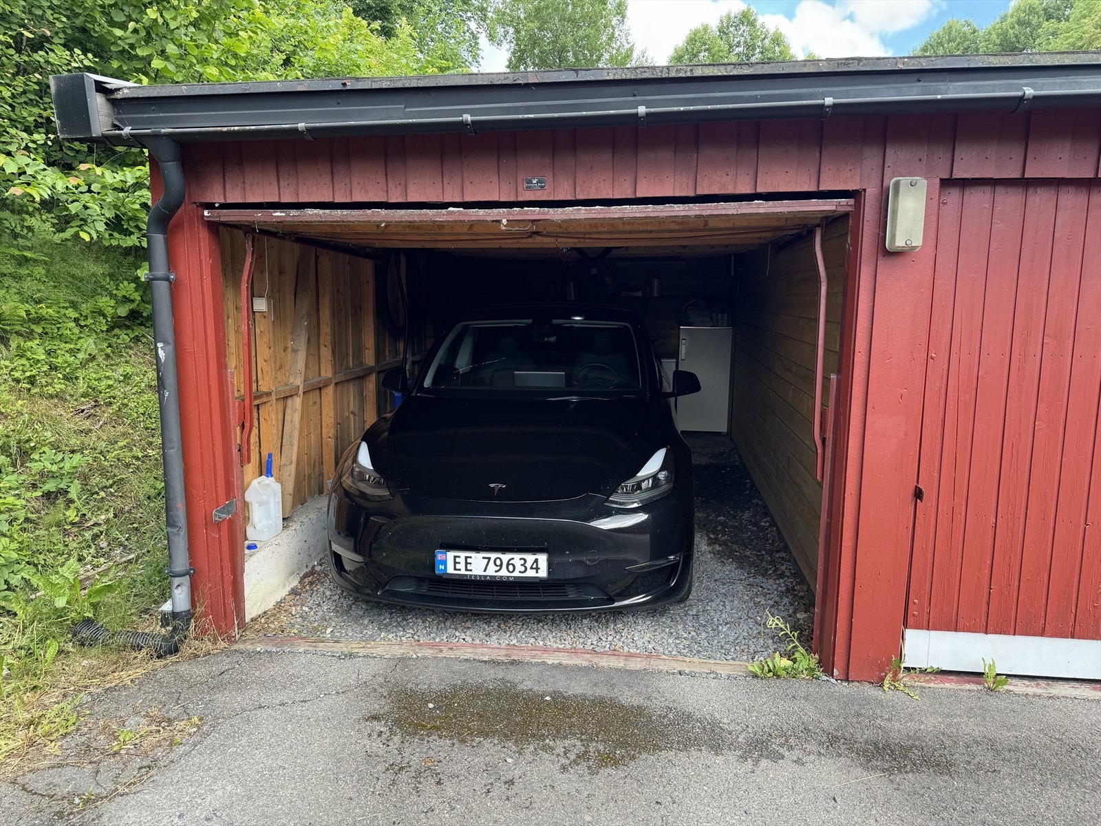 Garasjen har elektrisk portåpner. Galleribilde
