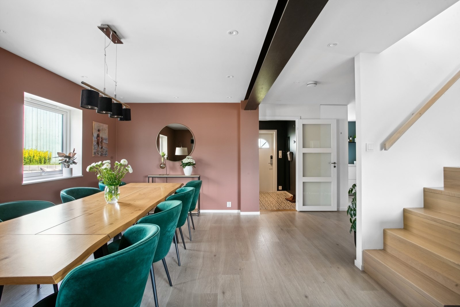 I tilknytning til kjøkkenet er det en stor spisegruppe, med god plass til å invitere både familie og venner! Galleribilde