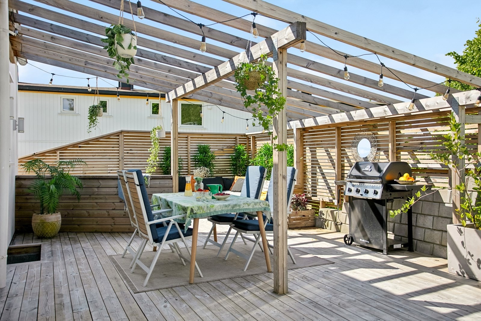 Terrassen omkranser boligen og gjør det enkelt å flytte seg etter solen. Så her kan man nyte været fra morgen til kveld. Galleribilde