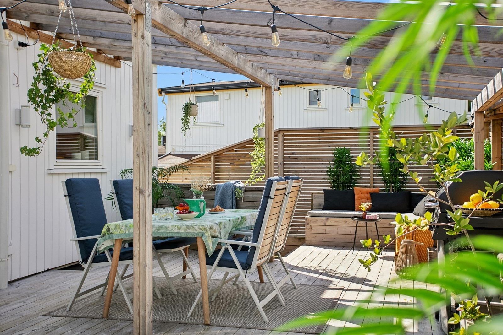 Uteplassen kan på sommerstid fint benyttes som en forlengelse av stuen. Galleribilde
