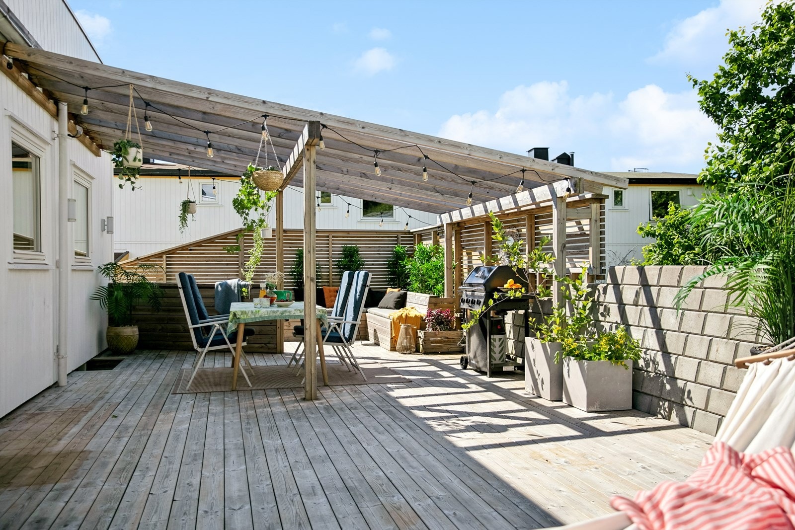 Her kan både store og små nyte varme dager i flotte og barnevennlig omgivelser! Galleribilde
