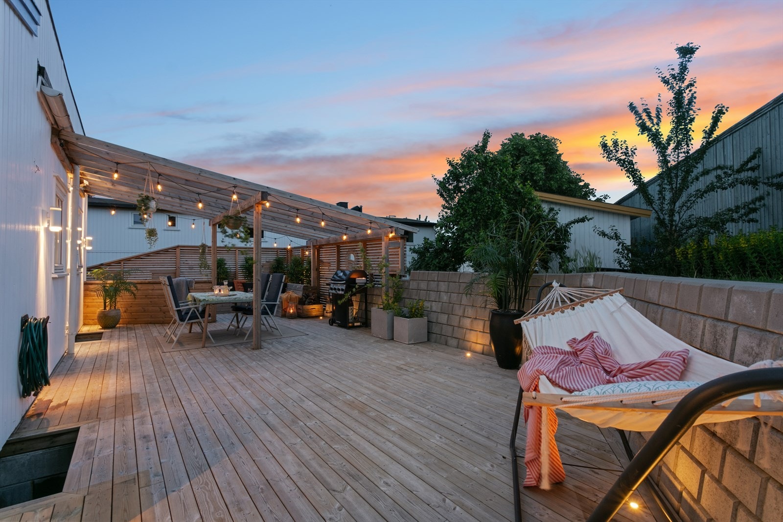 Boligen er også påkostet utvendig i 2020 med bl.a. drenering, nye forstøtningsmurer og terrasse på ca 64 kvm med blant annet sittegruppe, levegg og pergola. Galleribilde