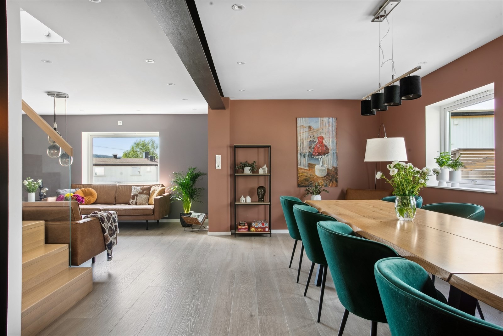 Her er det god plass til både sofa- og spisegruppe, hvor spiseplassen ligger i tilknytting til kjøkkenet. Galleribilde