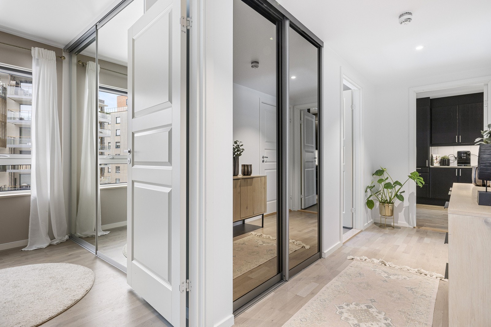 I entreen står det en skyvedørsgarderobe med speilfronter, og om ønskelig er det plass til kommode og annet møblement. Galleribilde