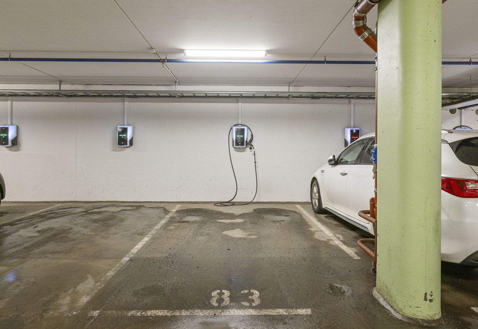 Garasjeplass med elbil-lader. Galleribilde
