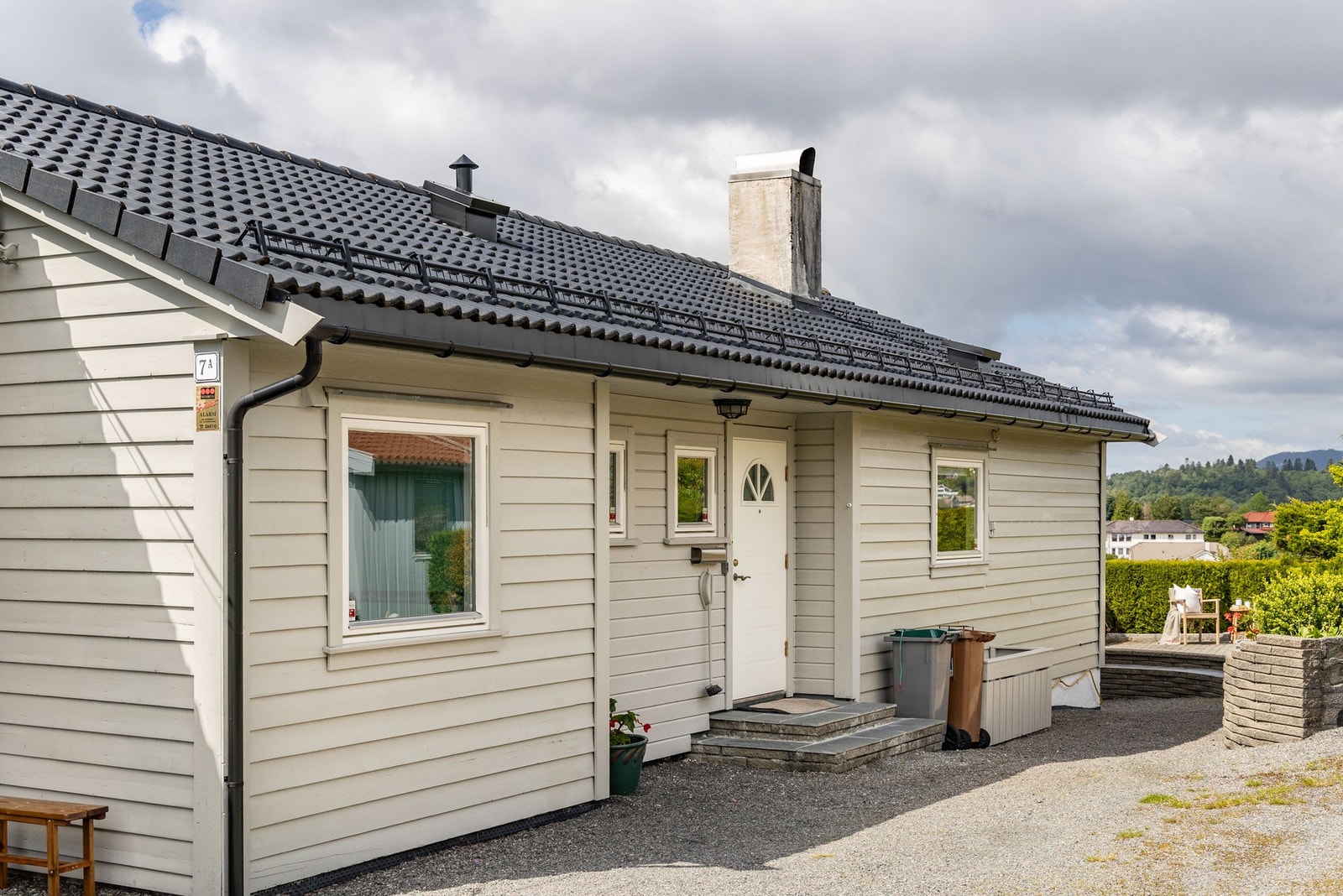 Boligen ligger i et rolig område med hovedvekt av familieboliger. Dette er et område hvor store og små trives! Galleribilde
