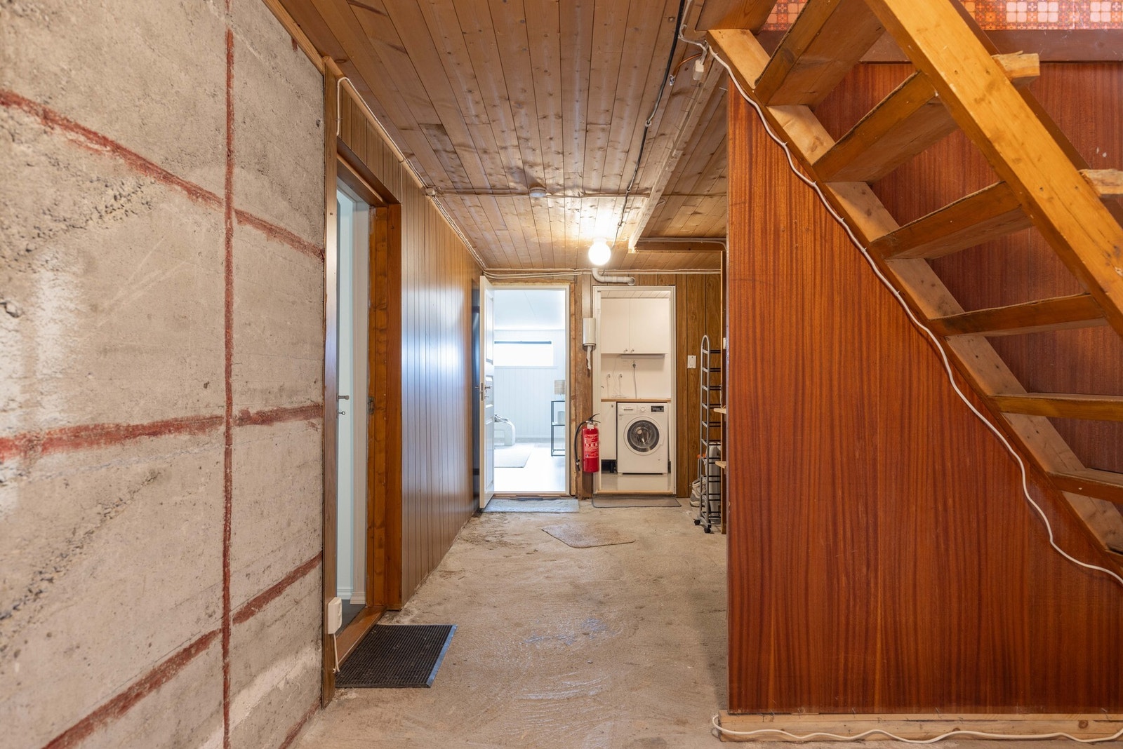 Her ser man trappegangen mellom hovedetasjen oppe og innredet del i underetasjen Galleribilde