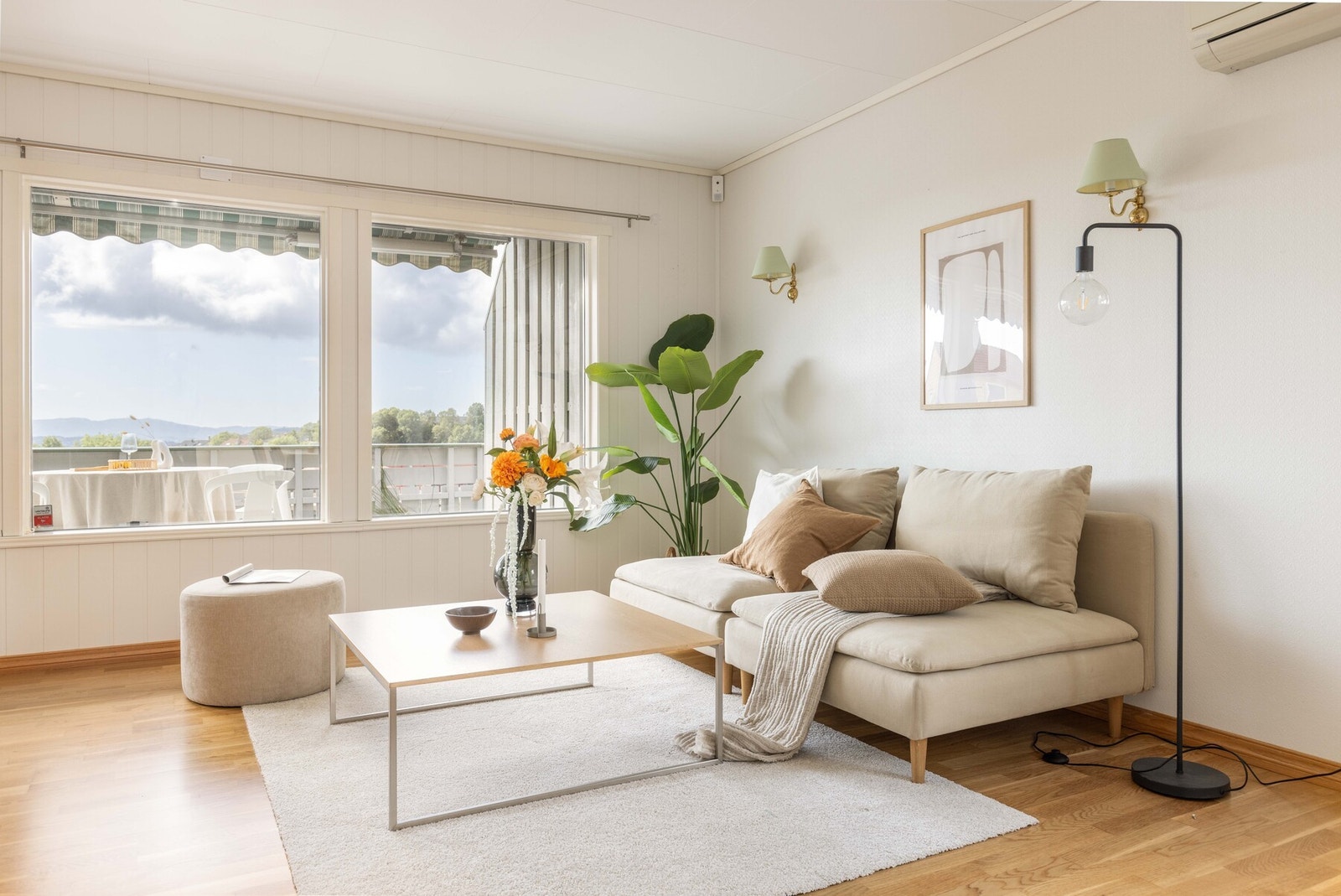Her er det mange møbleringsmuligheter og plass til en romslig sofagruppe og spisebord Galleribilde