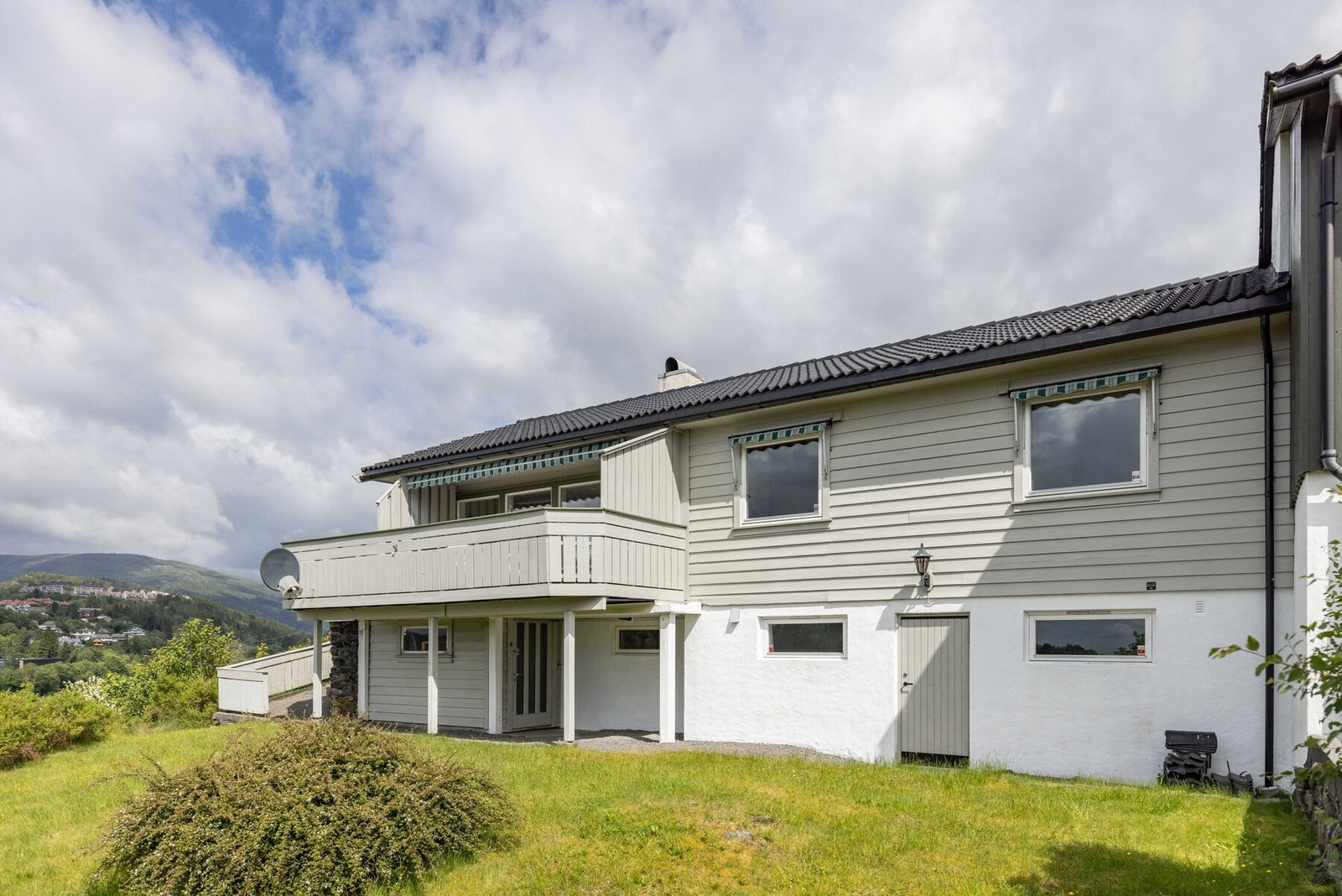Her er det flere solrike uteplasser, både i form av terrasse og hage på begge sider av boligen Galleribilde