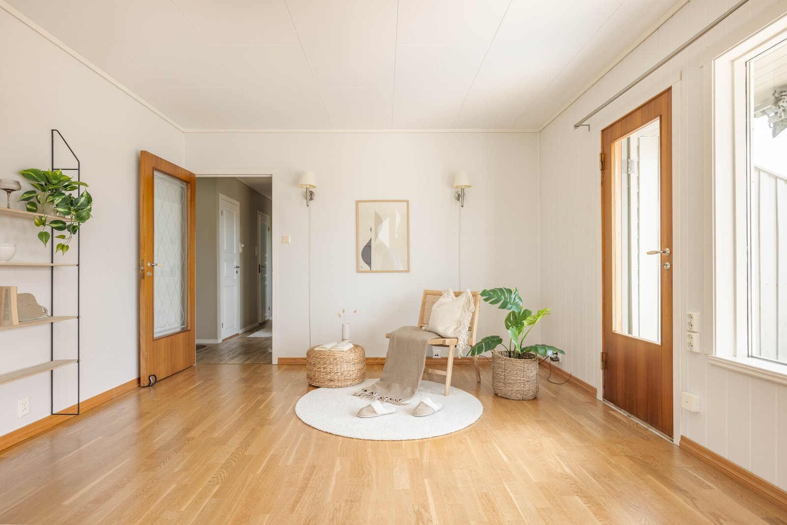 I stuen er det plass til flere sittegrupper og lesekroker Galleribilde