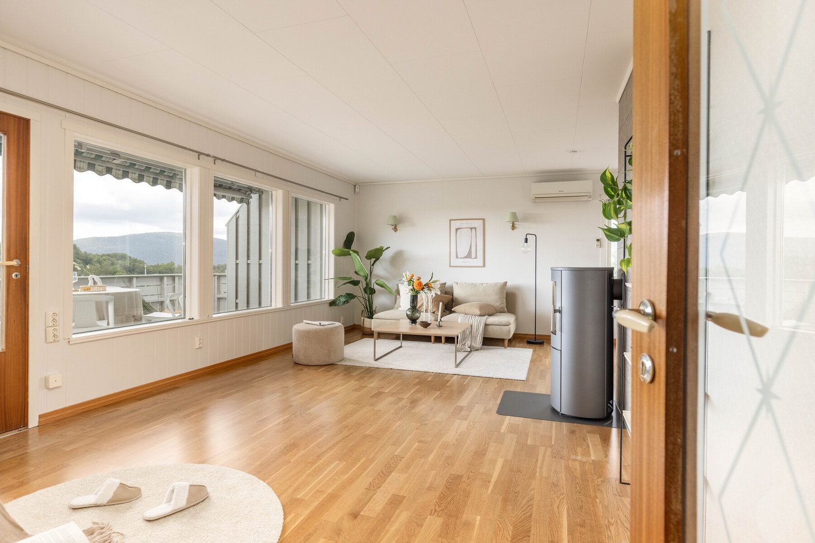 Stuen er meget romslig og med store vinduer som sørger for rikelig med dagslys og en god atmosfære i rommet. Galleribilde