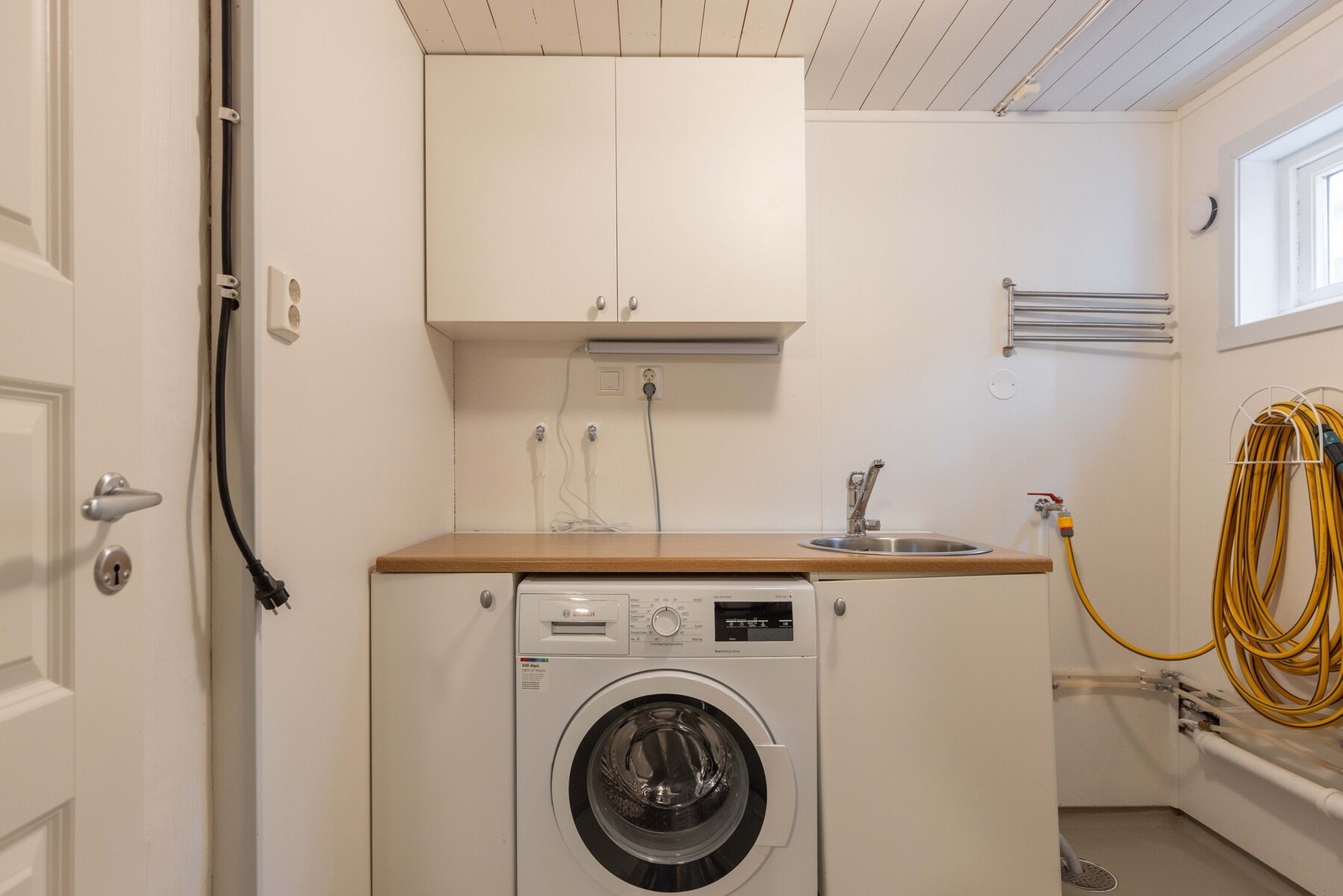 I underetasjen er det også et vaskerom, med opplegg for vaskemaskin og praktisk benkeplass for bretting av tøy Galleribilde