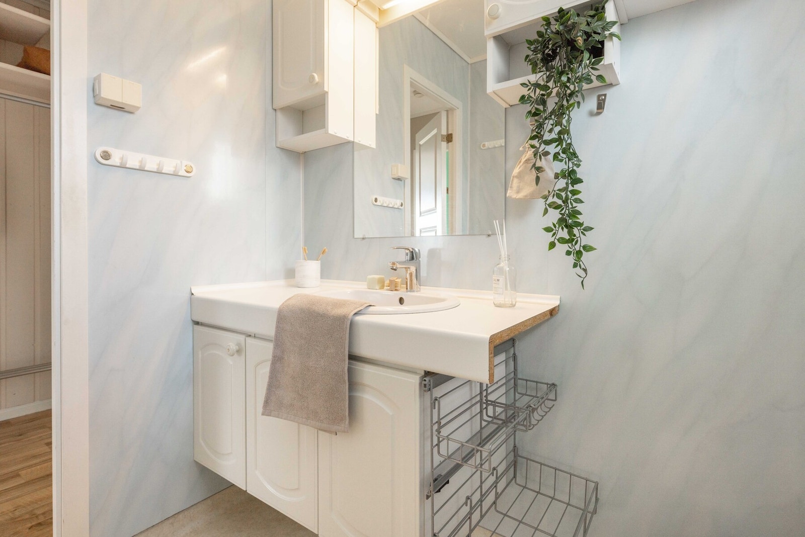 Badet inneholder servant med møblement/speil, belysning, toalett og dusjgarnityr. Galleribilde