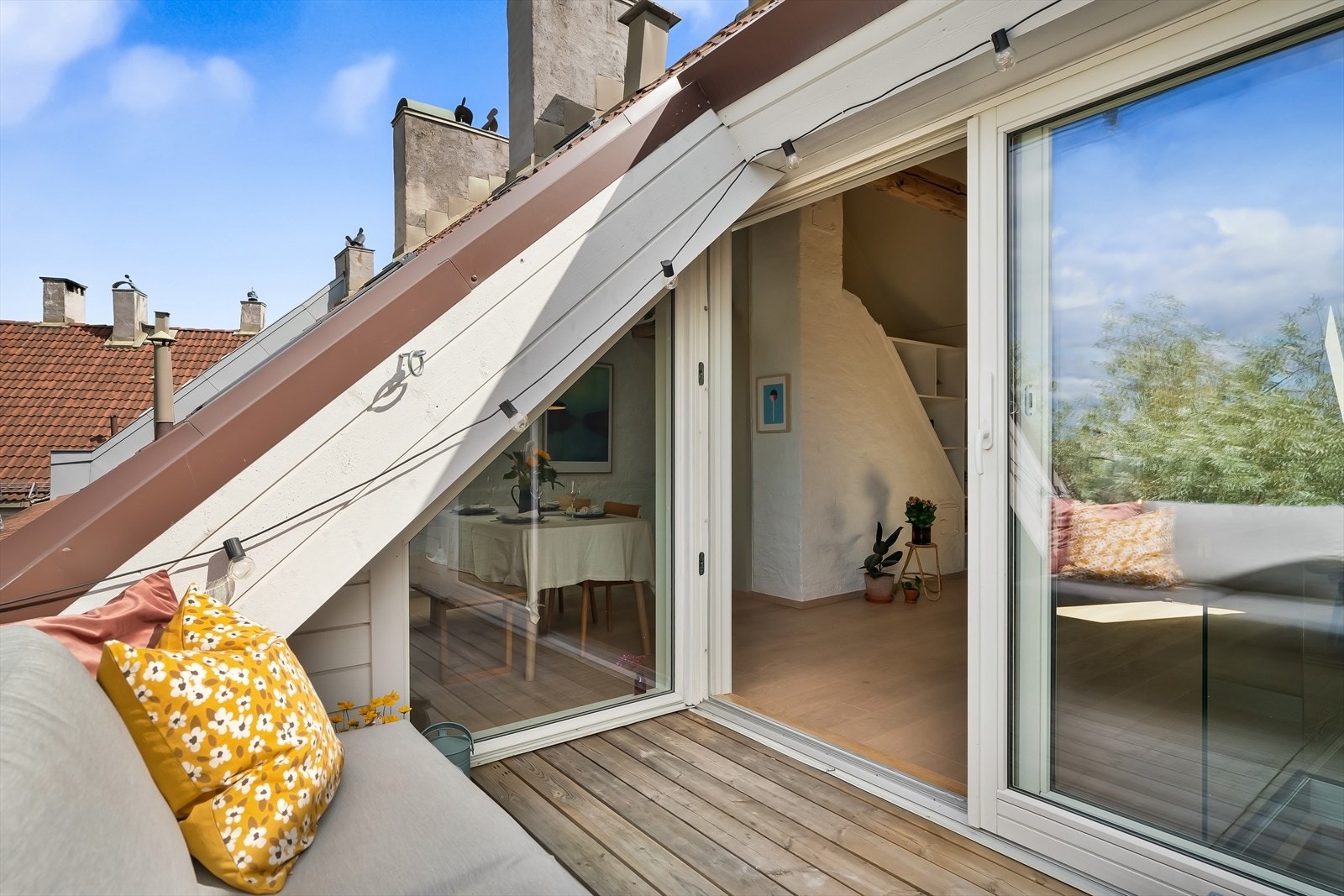 Takterrassen vender ut mot rolig bakhage. Her troner du på toppen! Galleribilde