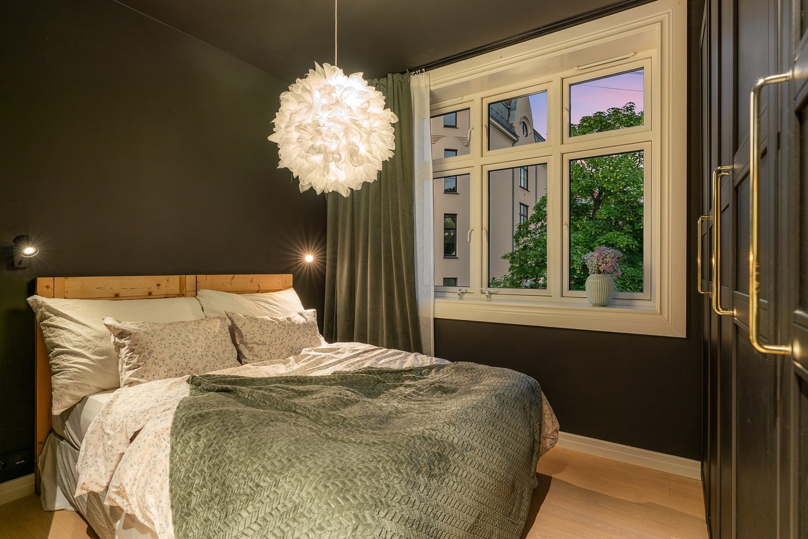 Romslig hovedsoverom med god plass til dobbeltseng, nattbord og øvrig soveromsmøblement. Rommet vender ut mot rolig gate. Galleribilde