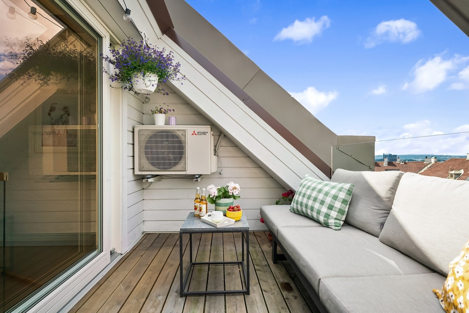 Her kan man nyte fantastiske solforhold og flott utsikt fra terrassen Galleribilde