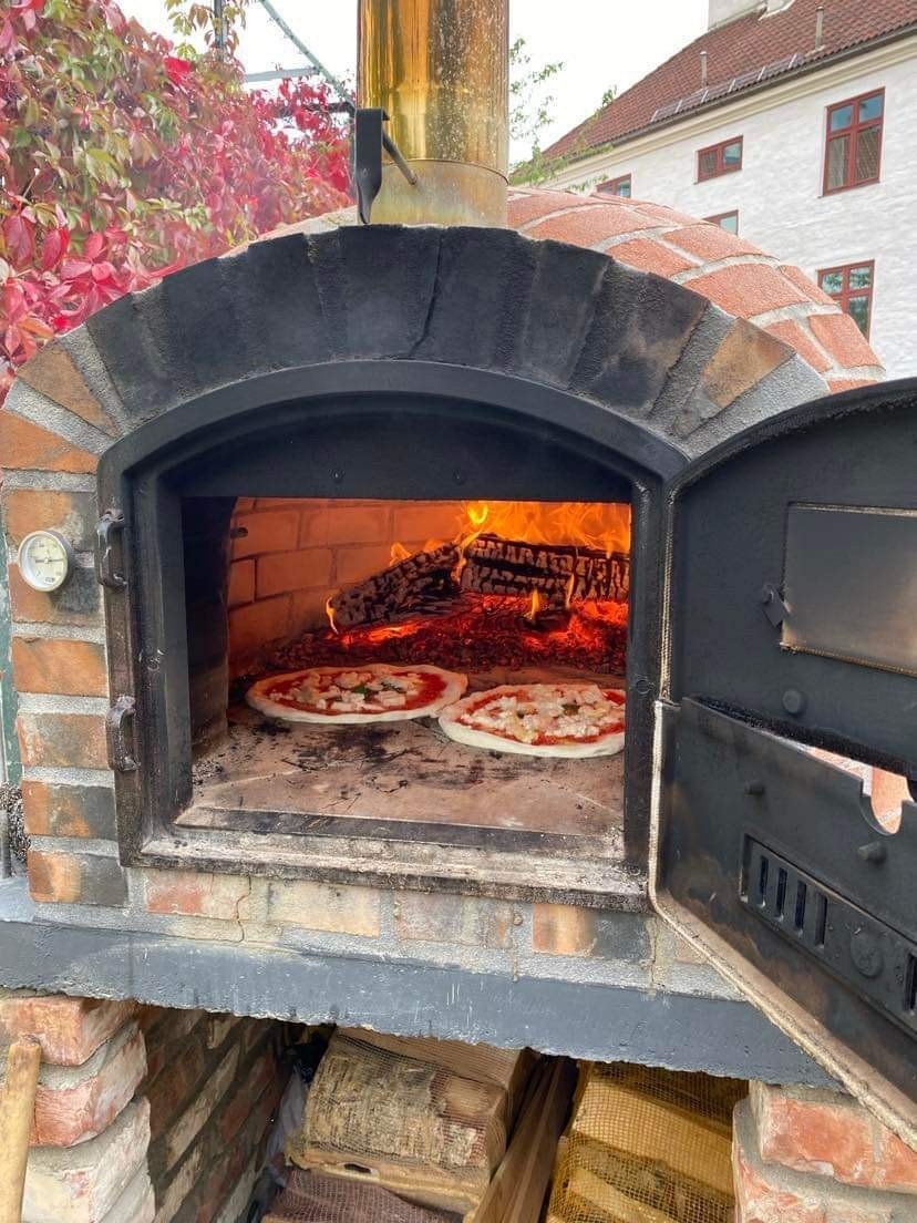 Her kan du nyte hjemmelagd pizza med familie, naboer eller venner Galleribilde