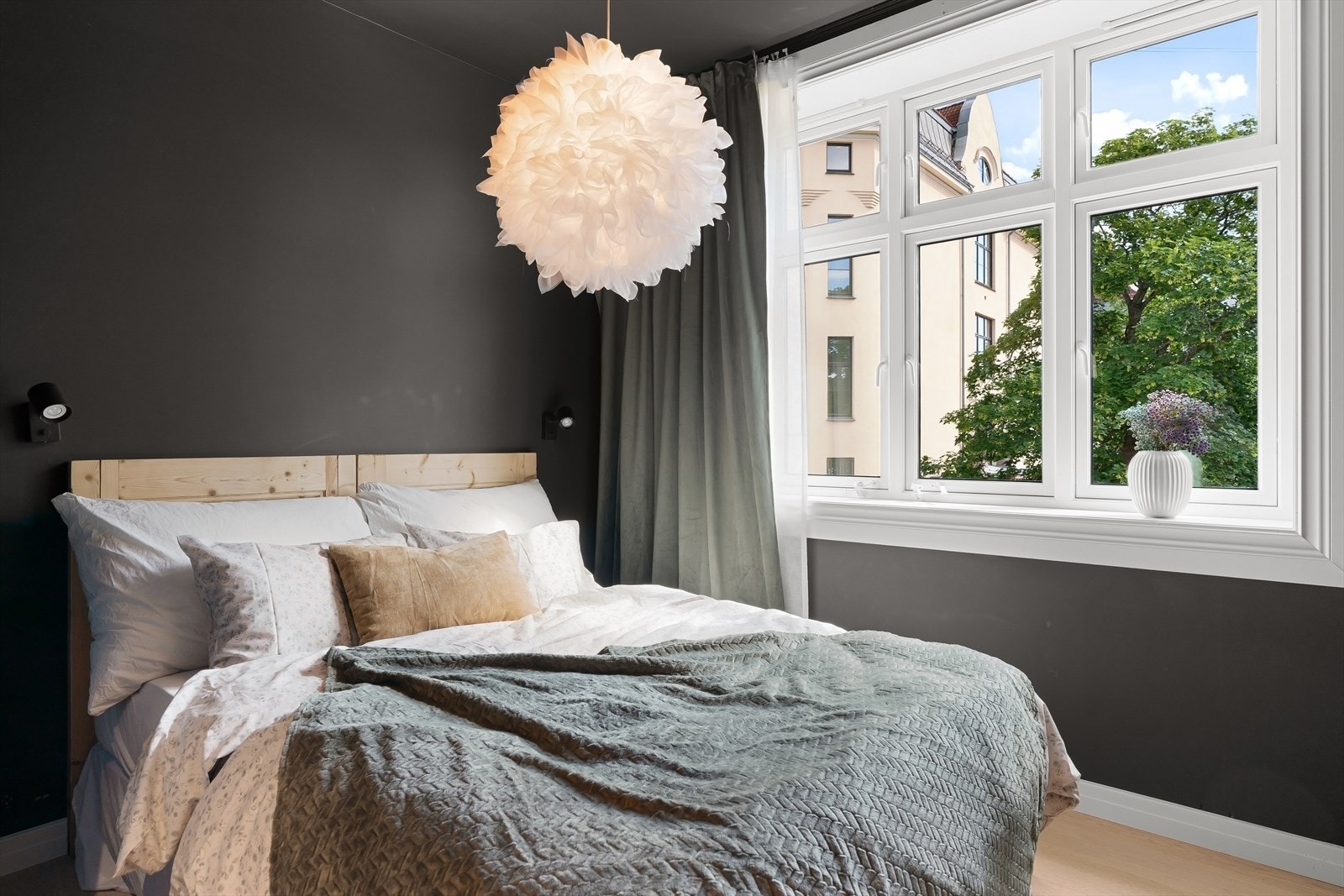 Flott enstavs parkett med varmefolie og malte, mørke flater med downlights i himlingen gir rommet et lunt preg. Galleribilde